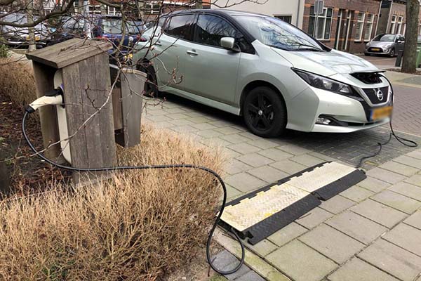Laadkabels over de stoep